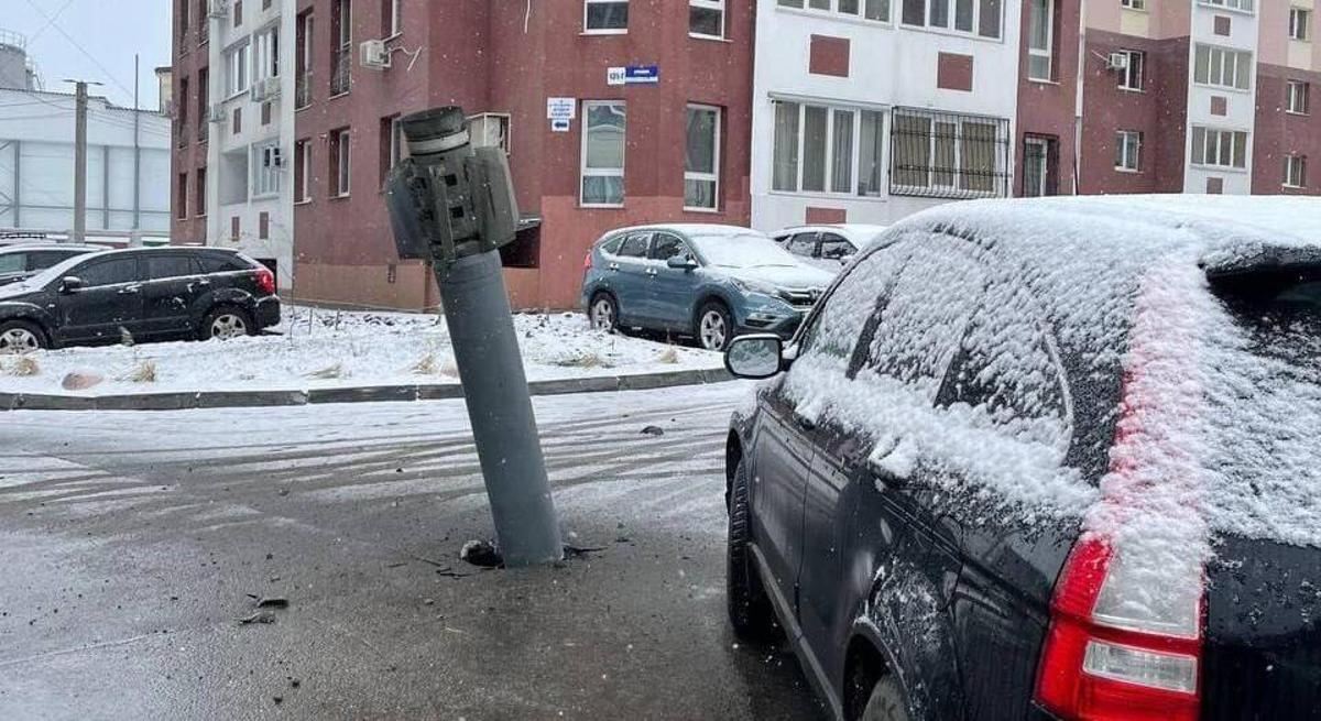 Un misil cae sin detonarse en una calle de Jarkov. 
