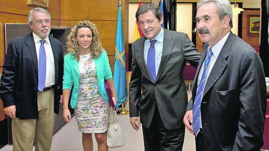 La presidenta de la hullera estatal y el presidente del Principado, en el centro, entre Javier Sopeña y Graciano Torre.