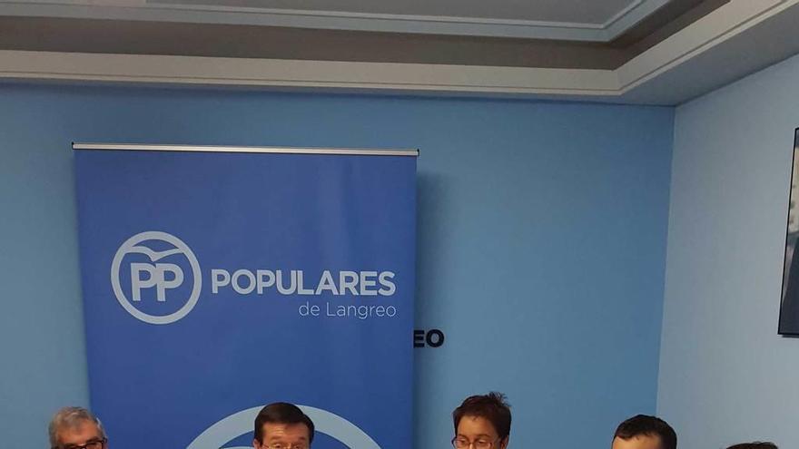 Integrantes de la junta local del PP, ayer por la tarde en La Felguera.