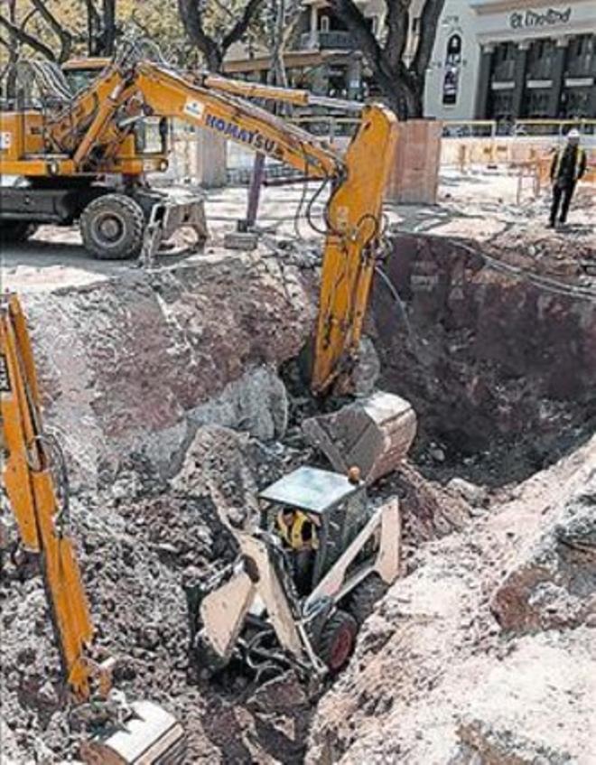 Obras en el Paral·lel,en el tramo entre Urgelly Comte Borrell.