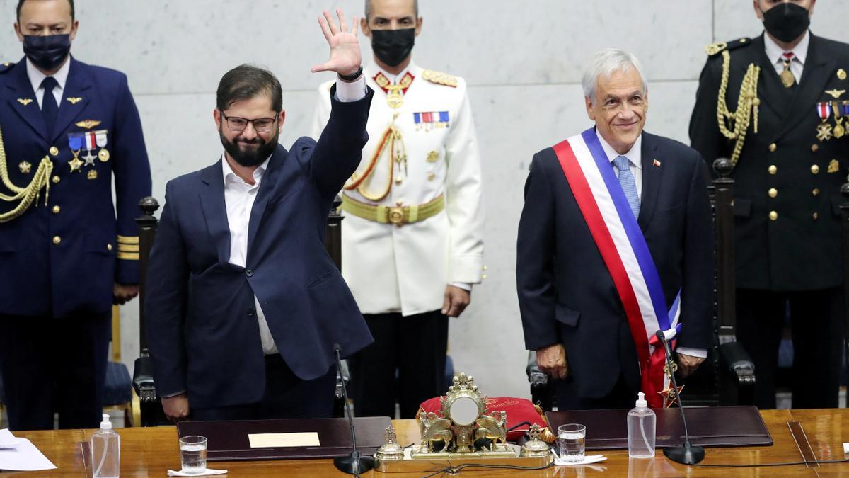 El presidente saliente de Chile, Sebastián Piñera, junto al presidente electo, Gabriel Boric.