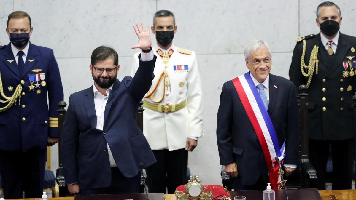 El presidente saliente de Chile, Sebastián Piñera, junto al presidente electo, Gabriel Boric.