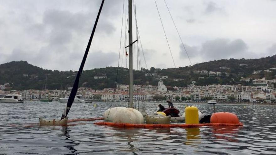 Un veler s&#039;enfonsa a Port de la Selva