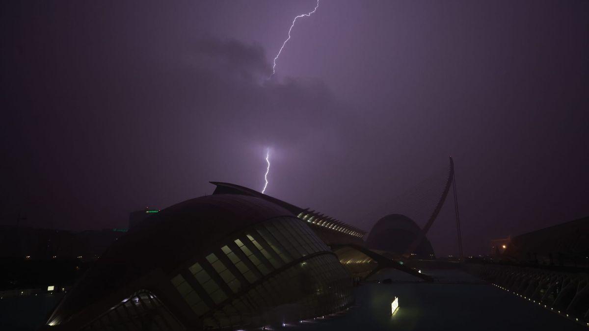 Las lluvias torrenciales descargan con fuerza sobre Valencia. /  GERMÁN CABALLERO