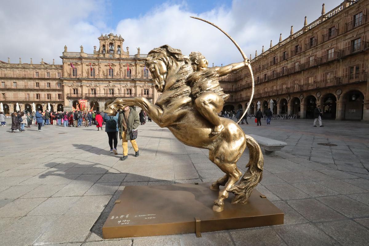 Nueva escultura dedicada al año del Caballo del reconocido escultor chino Xu Hongfei, director de la Asociación de Artistas de su país, en la ciudad de Salamanca, la primera de España en la que ha expuesto sus obras, este jueves, en la víspera de la inauguración en el Museo de la Casa Lis de una exposición formada por sus trabajos, que acompañan el año nuevo chino en la capital. EFE/J.M.GARCIA