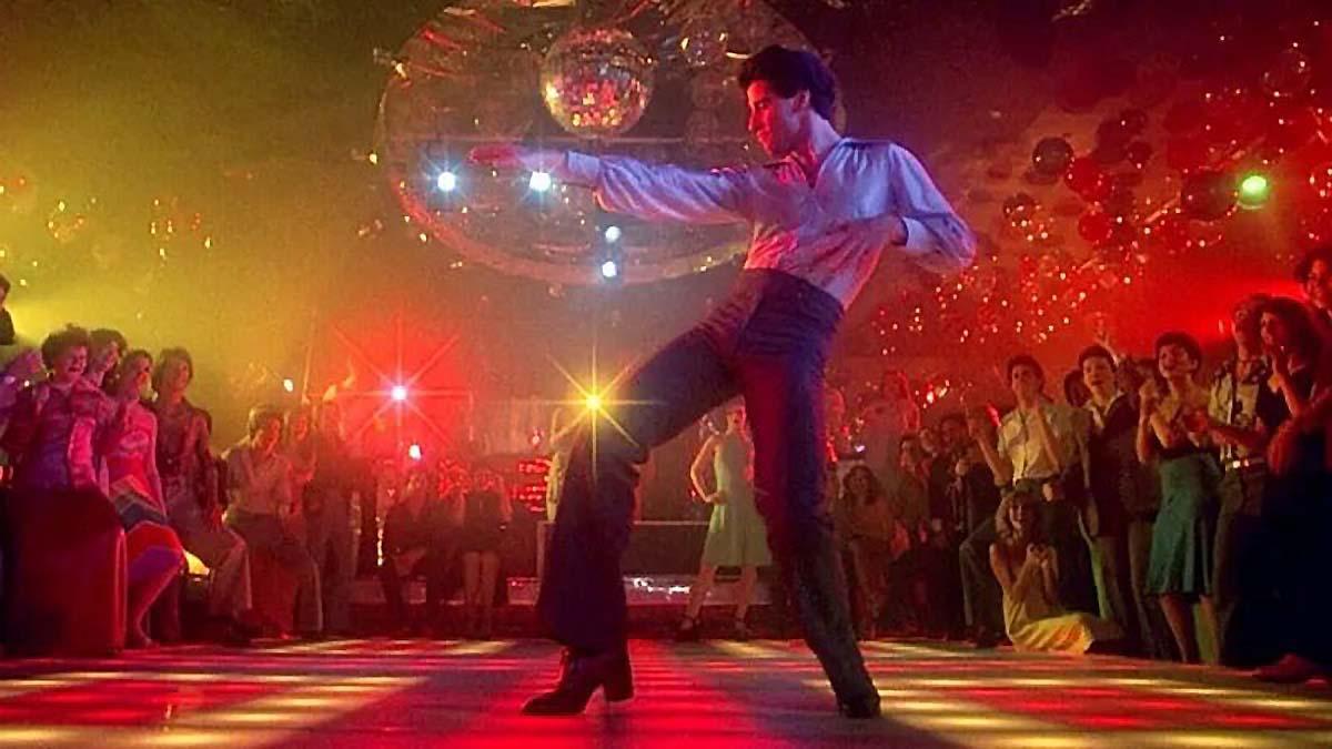 John Travolta, en el papel de Tony Manero, baila en 'Fiebre del sábado noche'