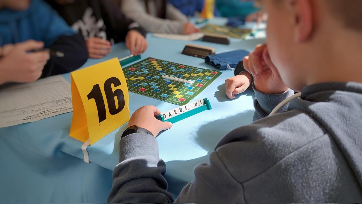 Escolars fent partides de Scrabble, aquest divendres a Berga