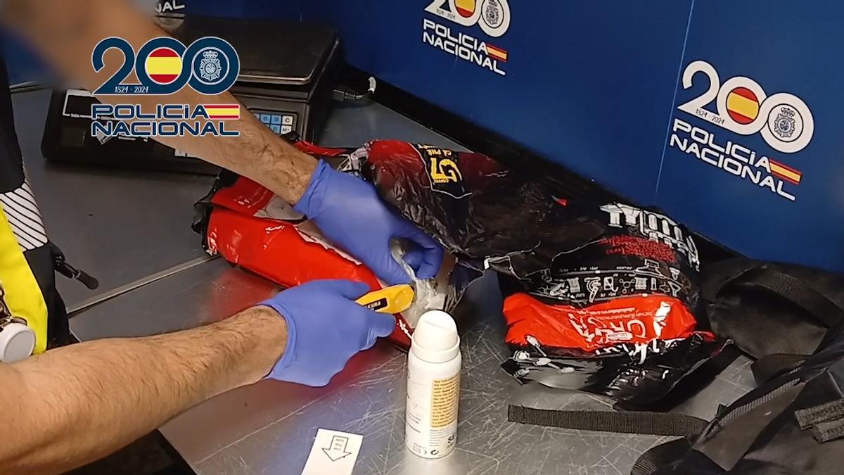 Agentes de Barajas descubren heroína oculta en falsos paquetes de café