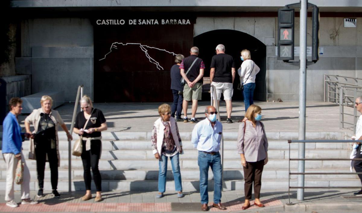 El castillo de Santa Bárbara ya tiene ascensor para subir pero se resisten las lanzaderas