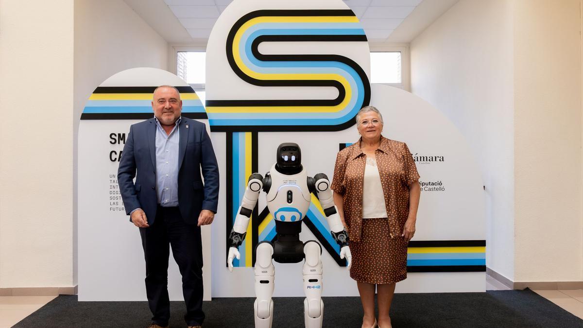 Pallarés y Guillamón, junto a uno de los robots expuestos en la Smart Week.