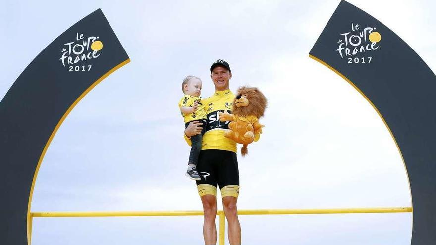 Froome, en el podio de París junto a su hijo. // Ian Langsdom