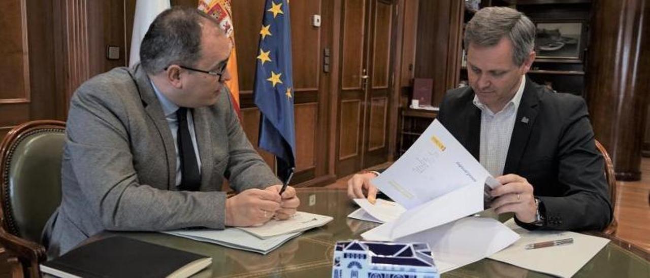 Sebastián, a la izquierda, y Miñones, se reunieron ayer en la Delegación del Gobierno en A Coruña. |   // E. P.