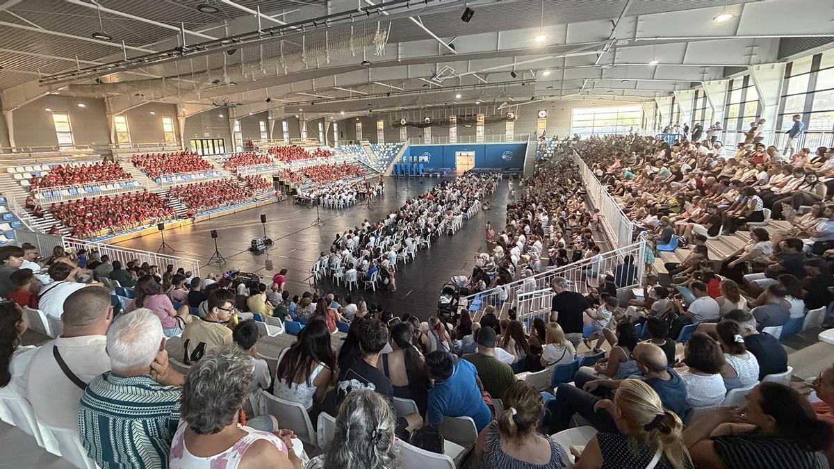 Las gradas del Palau d´Esports de Altea se llenaron durante el festival Innovacant con 450 alumnos de Primaria y la Banda Jove de la SFA