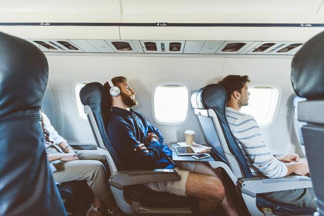 Descubre el kit esencial para viajar en avión de forma cómoda.