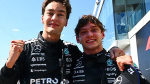 Russell, ganador en Canadá y Antonelli, tercero, celebraron el éxito de Mercedes