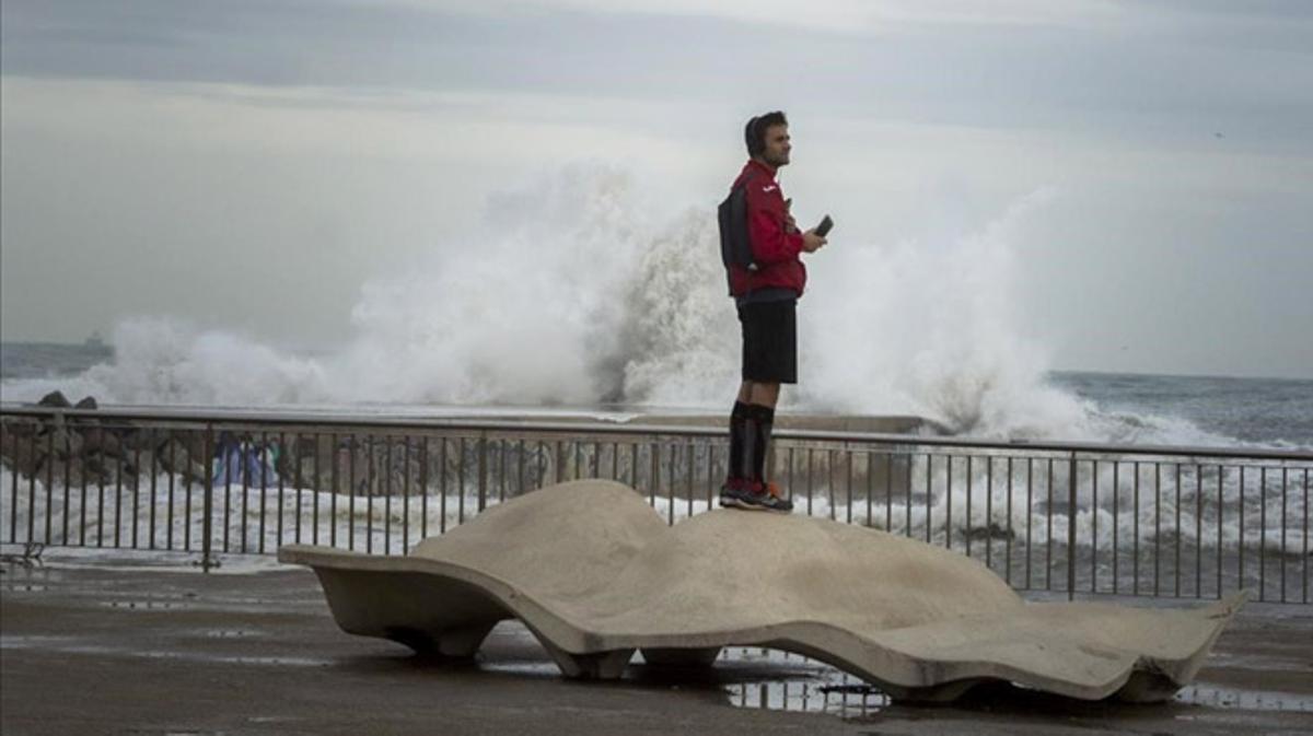 El fred no remet, i el temporal arriba a les costes de Catalunya.