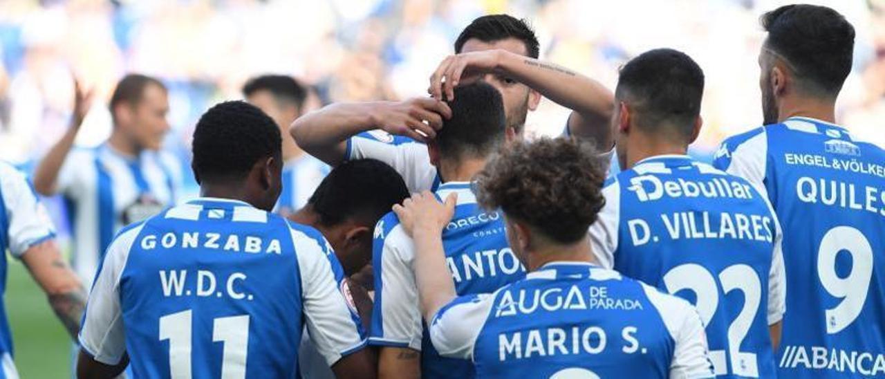 Los jugadores del Deportivo celebran uno de los goles a la UD Logroñés el sábado en Riazor. |  // CARLOS PARDELLAS
