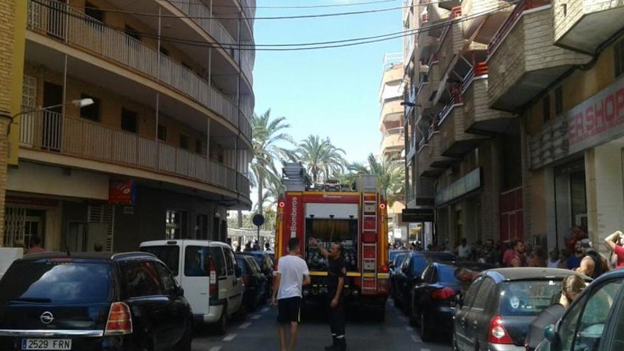 Imagen del despliegue de los bomberos y la expectación que ha generado el siniestro en torno a la playa del Cura de Torrevieja