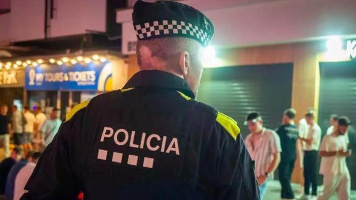 Un agent de la Policia Local de Lloret de Mar, en una imatge d'arxiu.