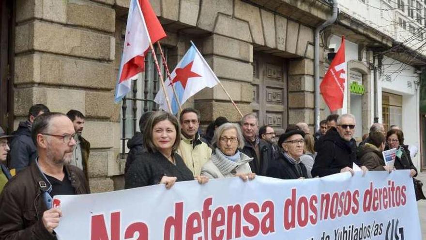 Protesta de pensionistas y jubilados, ayer, en A Coruña.