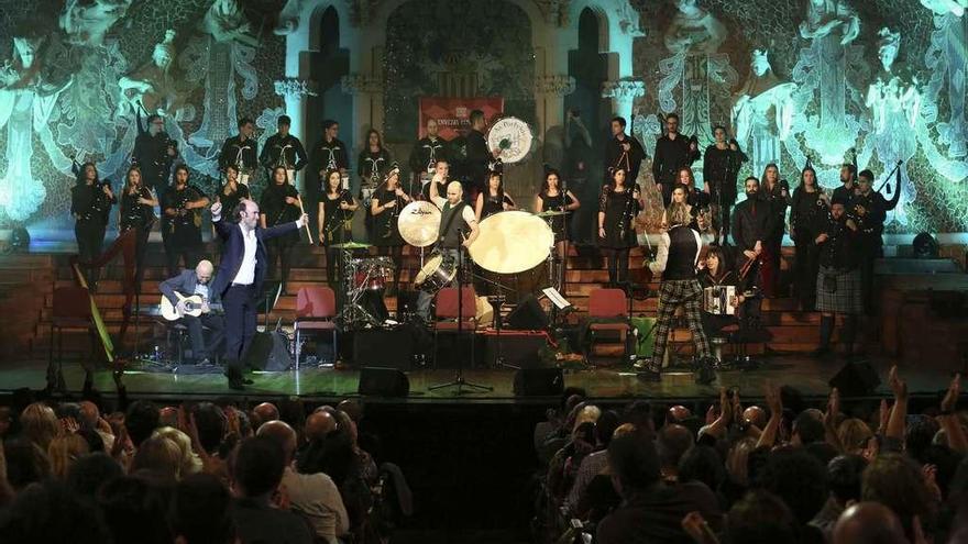 Actuación de &quot;As Portelas&quot; con Carlos Núñez en el Palau de la Música de Barcelona.