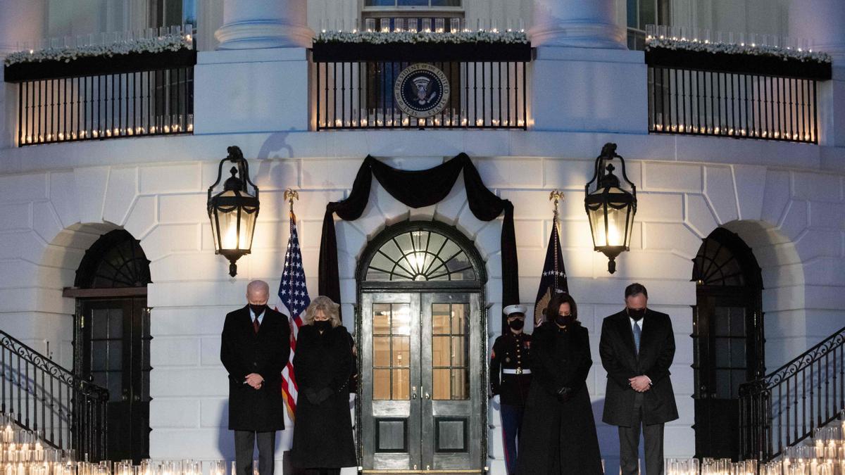 Homenaje en la Casa Blanca a las víctimas del covid-19 en EEUU, donde se ha llegado al medio millón de muertos.