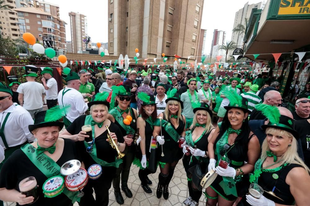 Las calles de la zona de pubs ingleses se tiñen de una marea verde que, como es tradición, conmemora esta fiesta irlandesa por todo lo alto