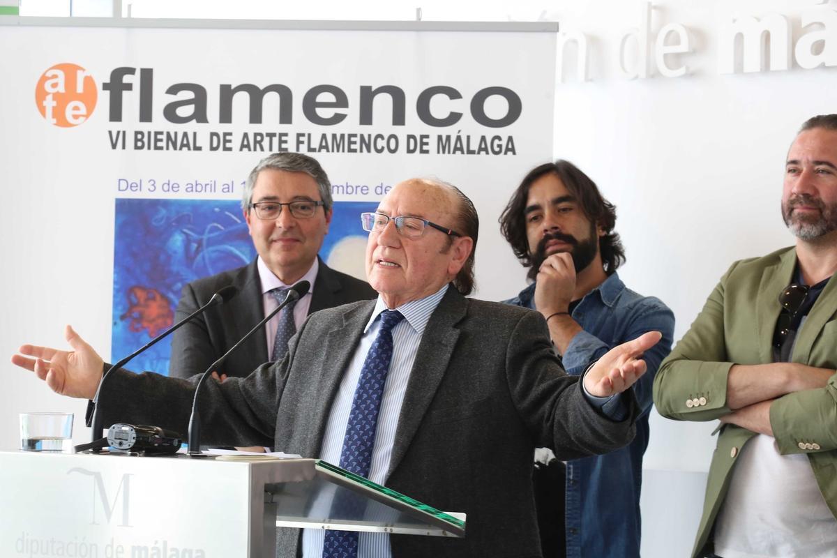 El presidente de la Diputación de Málaga, Francisco Salado, en una imagen de archivo junto al cantaor flamenco 'Fosforito' que este jueves 13 de noviembre de 2025, ha fallecido a los 93 años de edad.