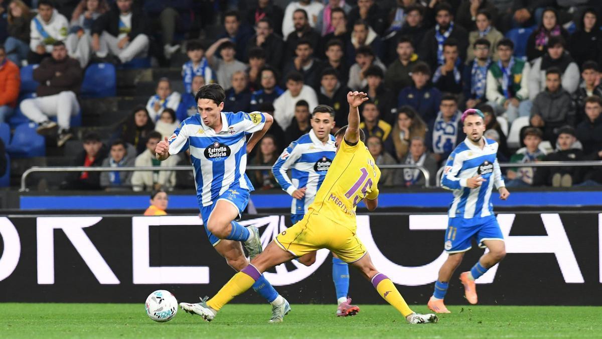 Mulattieri supera a un jugador del Valladolid en el duelo disputado en Riazor.