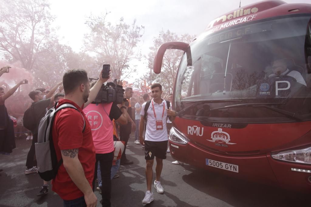 Ambiente y recibimiento a los jugadores antes del Peña Deportiva - Real Murcia