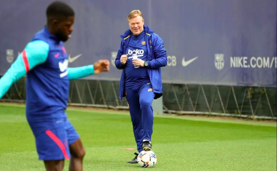 Koeman, en un entrenamiento del Barça en la ciudad deportiva de Sant Joan Despí.