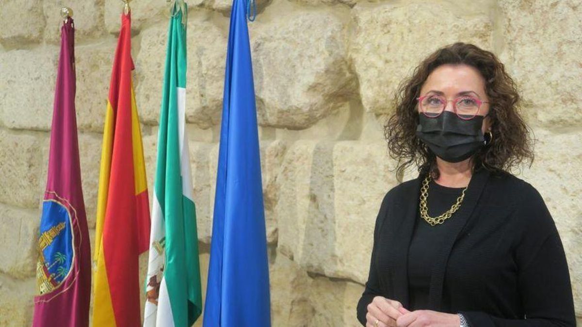 La concejala del PSOE Maribel Baena, durante una rueda de prensa en el Ayuntamiento.