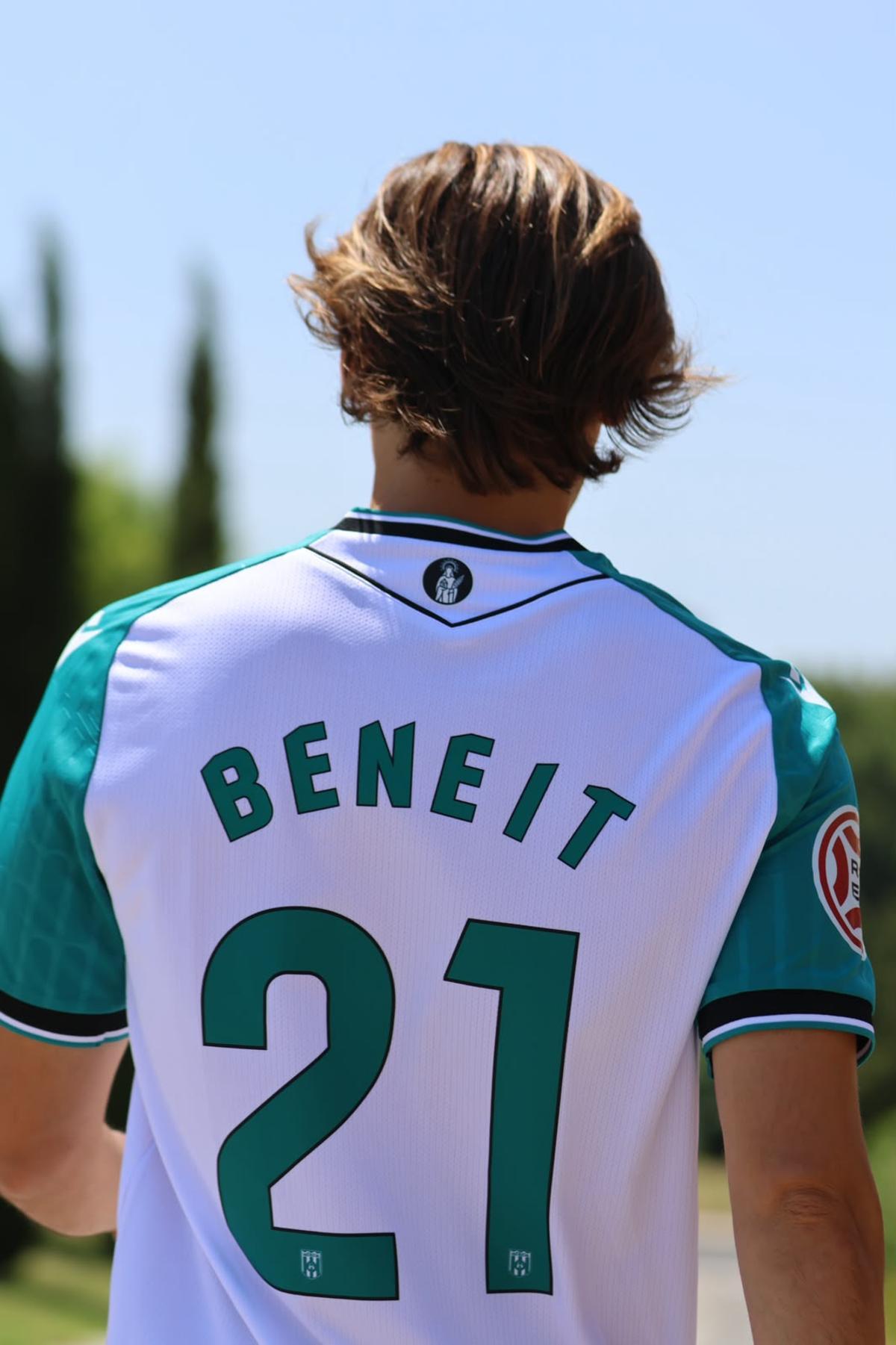 La imagen de Santa Eulalia aparece en la parte posterior de la camiseta del Mérida, justo bajo el cuello.