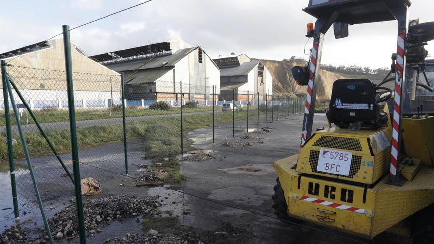 Maquinaria en la parcela situada frente a las naves de la antigua Alcoa, con la valla recién instalada cercando el terreno.