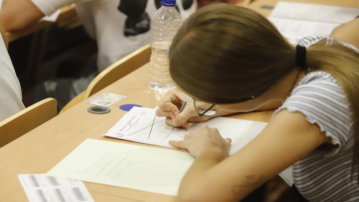 Una joven durante el examen de selectividad 2025.