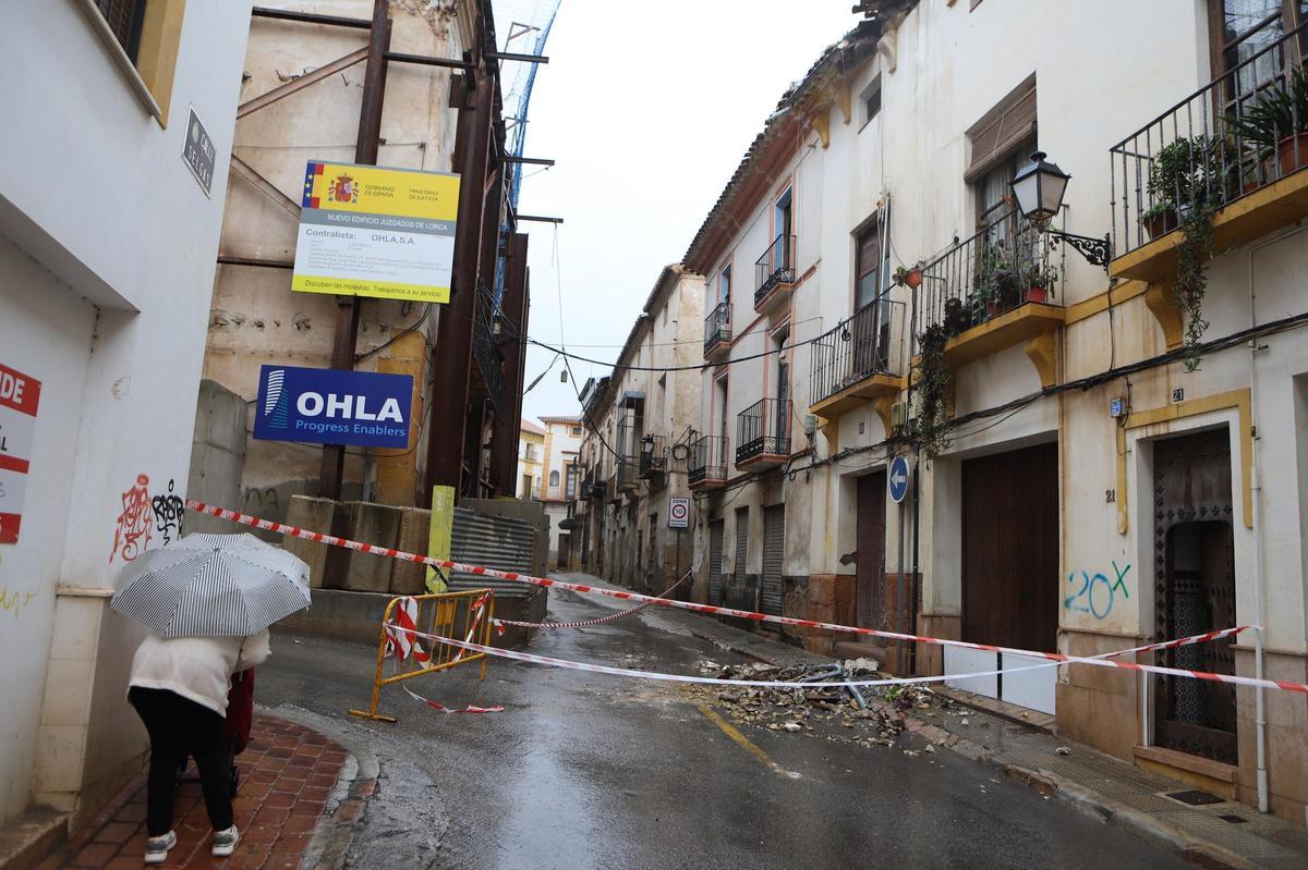 Una vecina de la zona junto a la casa afectada.