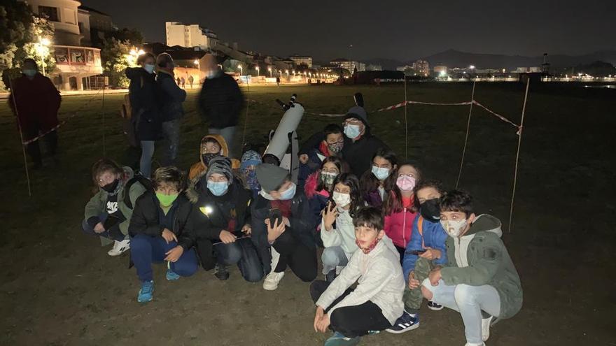 Un grupo de niños asistentes a la &quot;quedada&quot; de astronomía en la playa de A Compostela