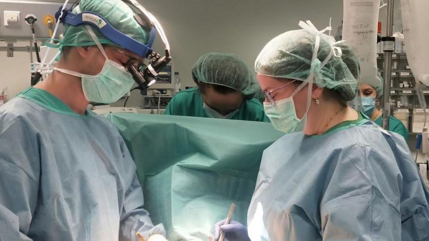 Cirujanos gallegos trasplantan a un menor tras pasar dos meses conectado a un corazón artificial