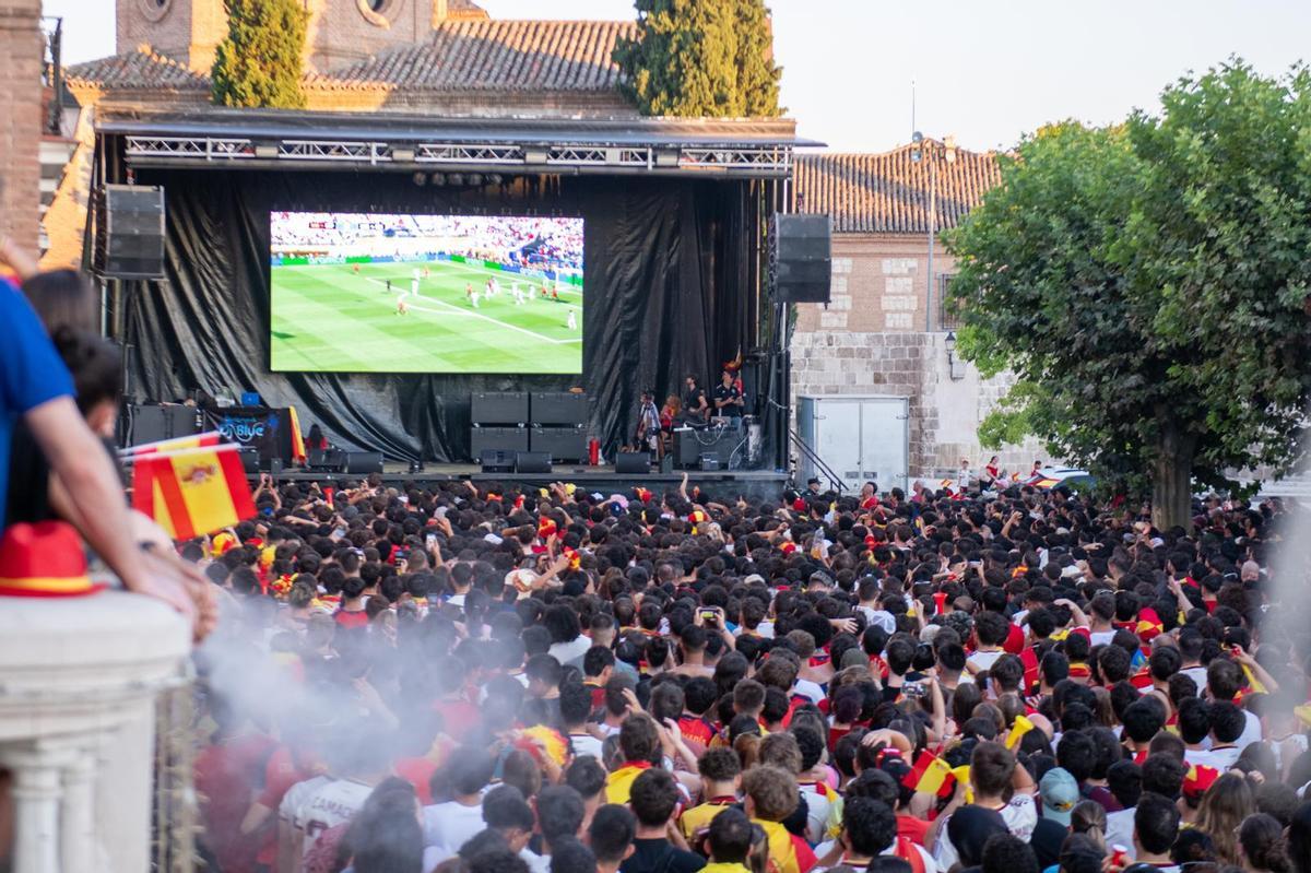 Más de 7.500 personas vivieron la final del Mundial en la Plaza de Cervantes de Alcalá: búscate en las fotos