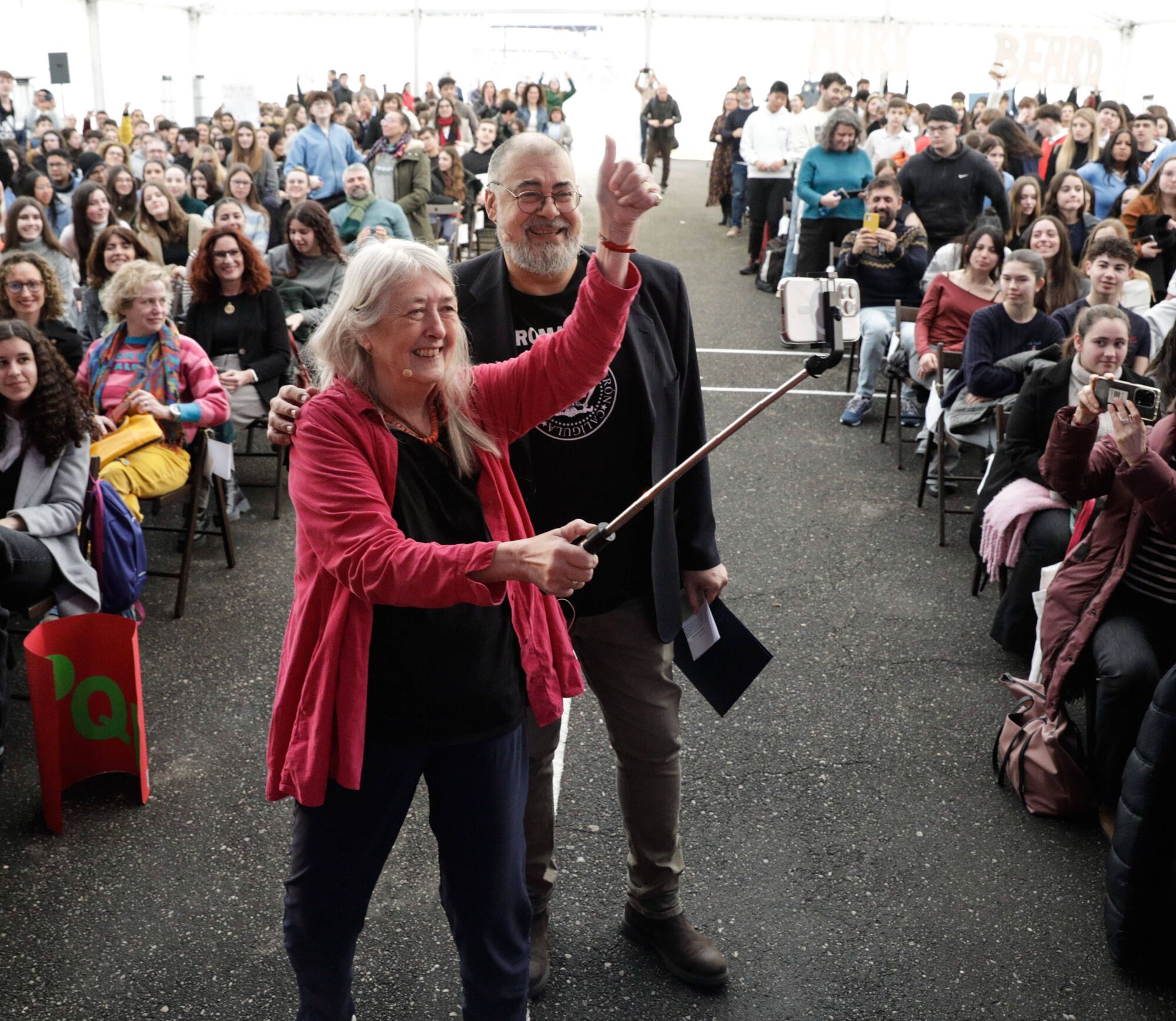 EN IMÁGENES: La "amazona" Mary Beard fascinada en su encuentro con estudiantes en Gijón: "A Nerón le habrían encantado las redes sociales"