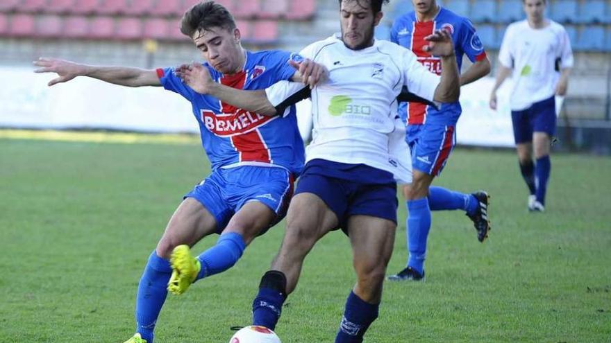 El unionista Brais disputa un balón, ayer en O Couto. // Jesús Regal