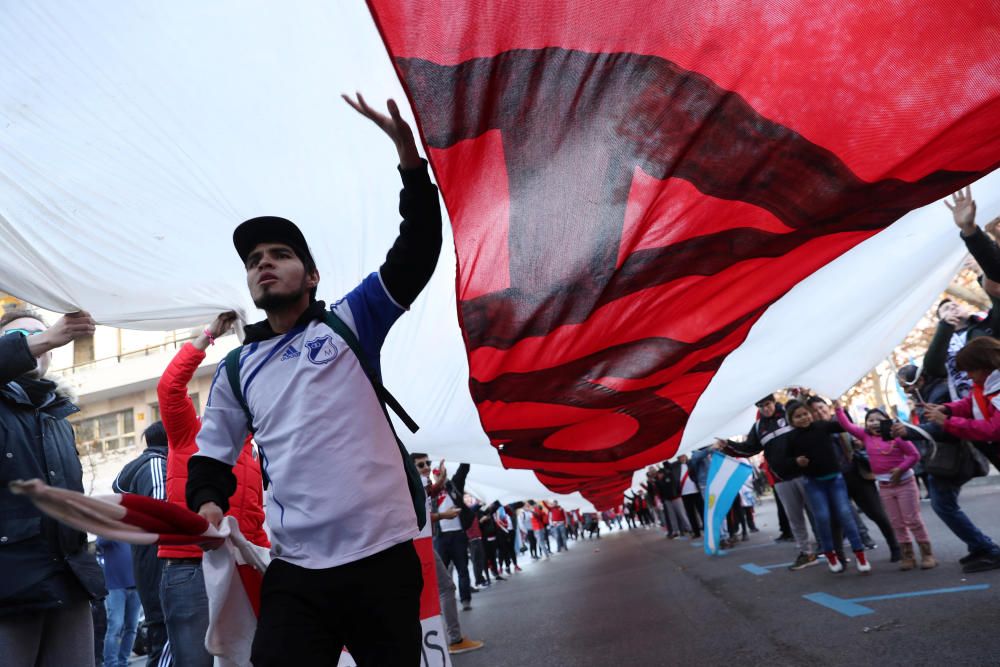 Las aficiones de River y Boca llenan Madrid