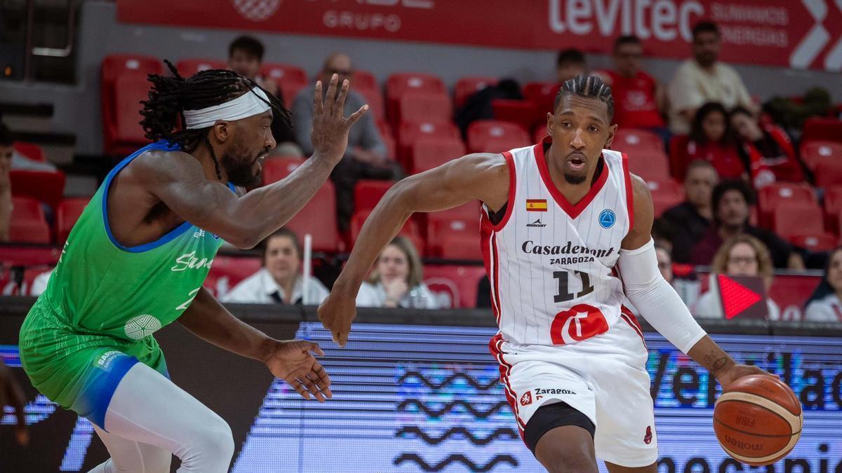 Josh Richardson trata de zafarse de Thomas en el partido contra el Dinamo Sassari.
