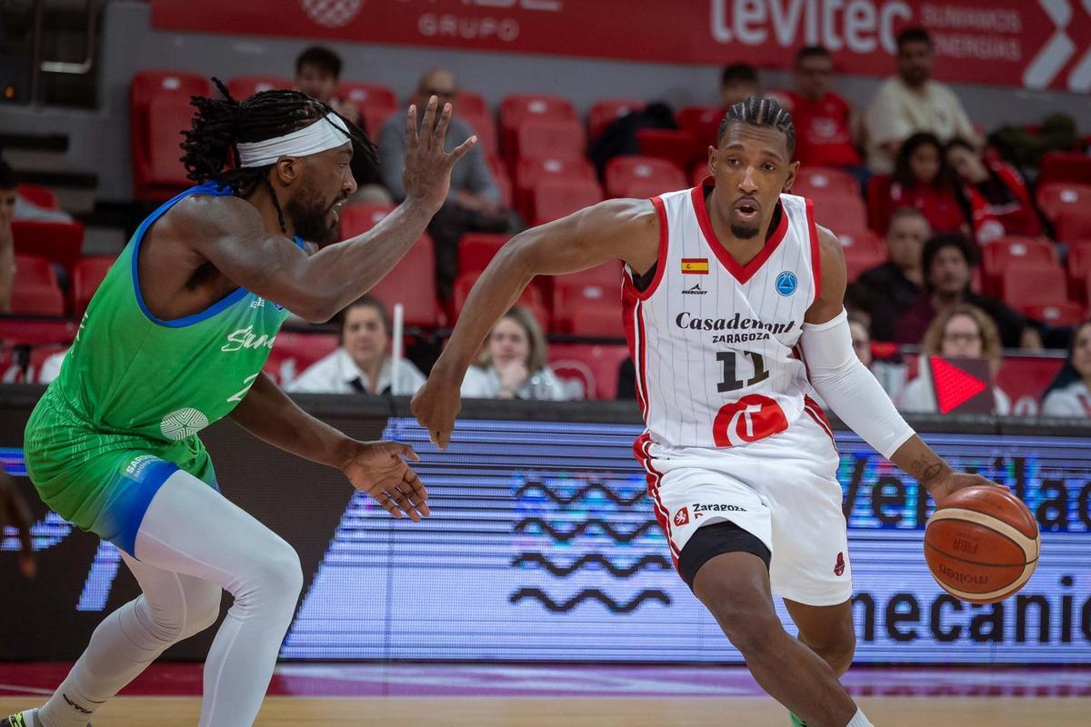 Josh Richardson trata de zafarse de Thomas en el partido contra el Dinamo Sassari.