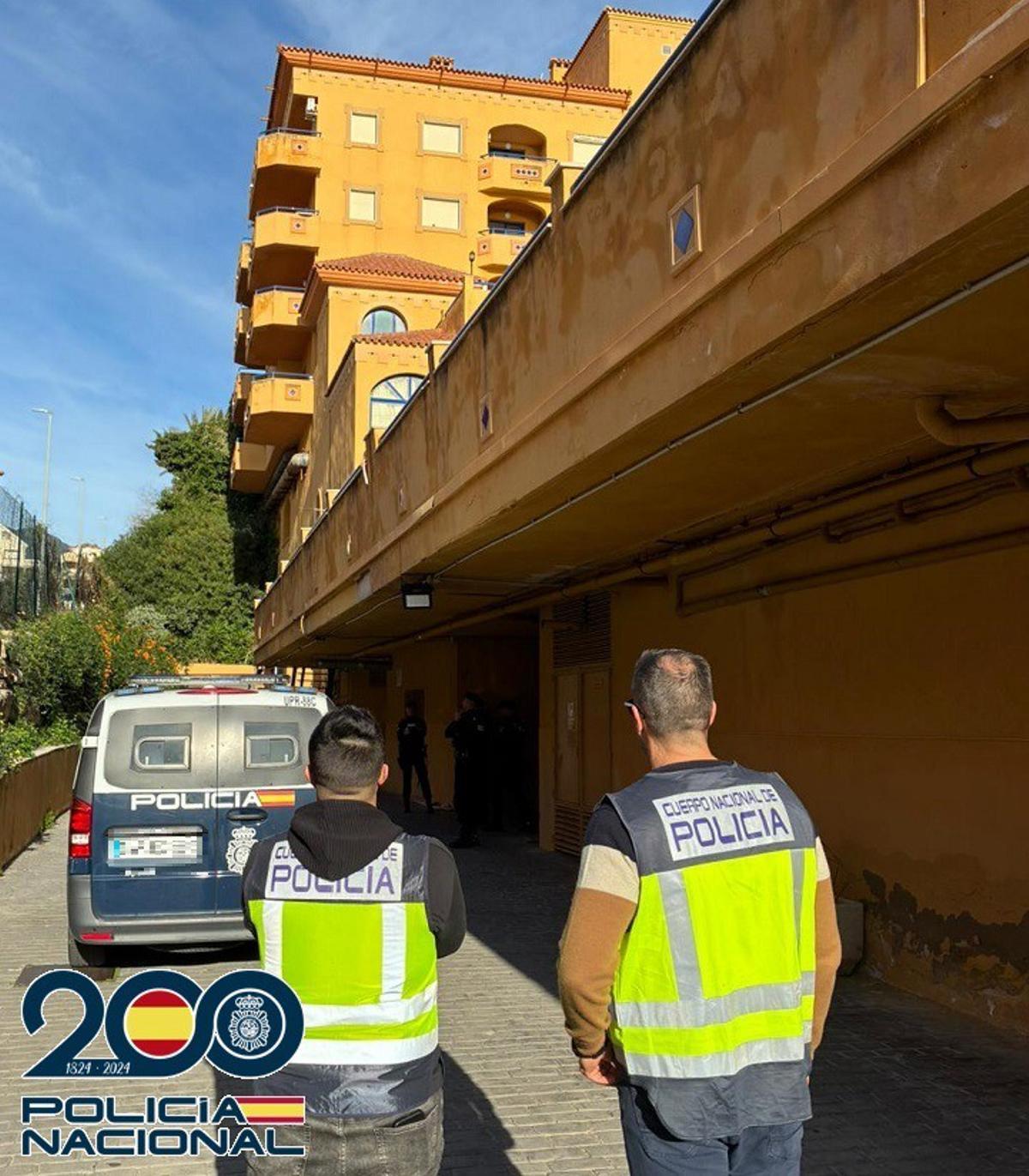 Agentes de la Policía Nacional, durante la operación