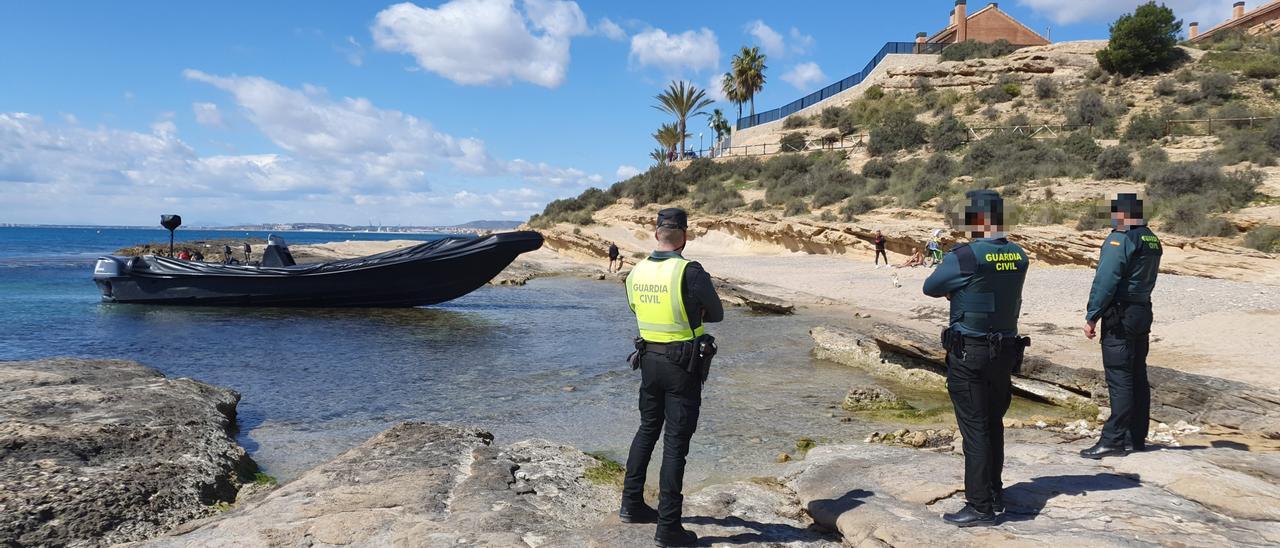 La narcolancha de la red encallada en el Cabo de las Huertas en Alicante.