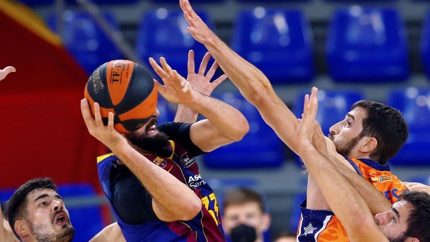 El ala-pívot del Barça Nikola Mirotic (2i) lucha ante los jugadores del Valencia Basket.