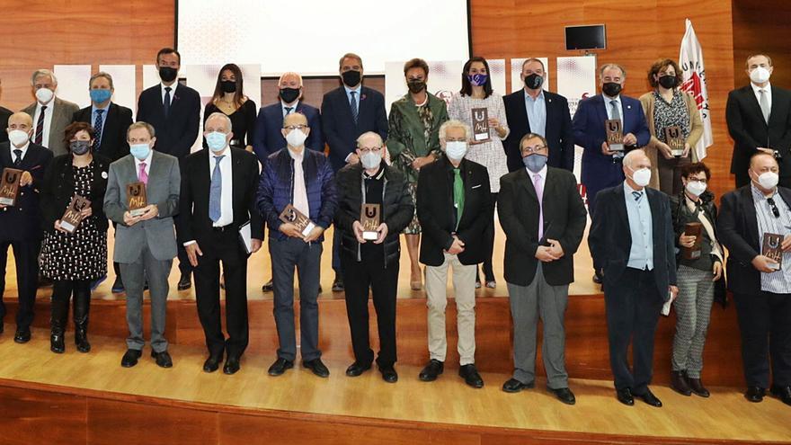Los premiados con los directores de las cátedras, la consellera de Universidades, el alcalde de Elche y representantes de la UMH, en la foto de familia al finalizar el acto.