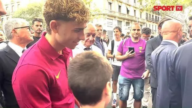 Expectación en las calles en la Diada para saludar a Fermín López, el onubense del Barça que habla catalán.