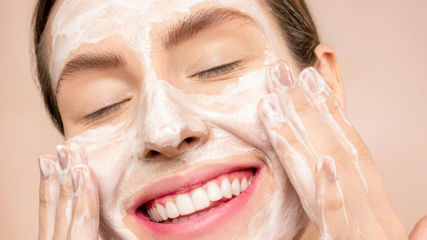 Limpieza facial para renovar la piel tras el verano: en casa y por menos de 1 euro